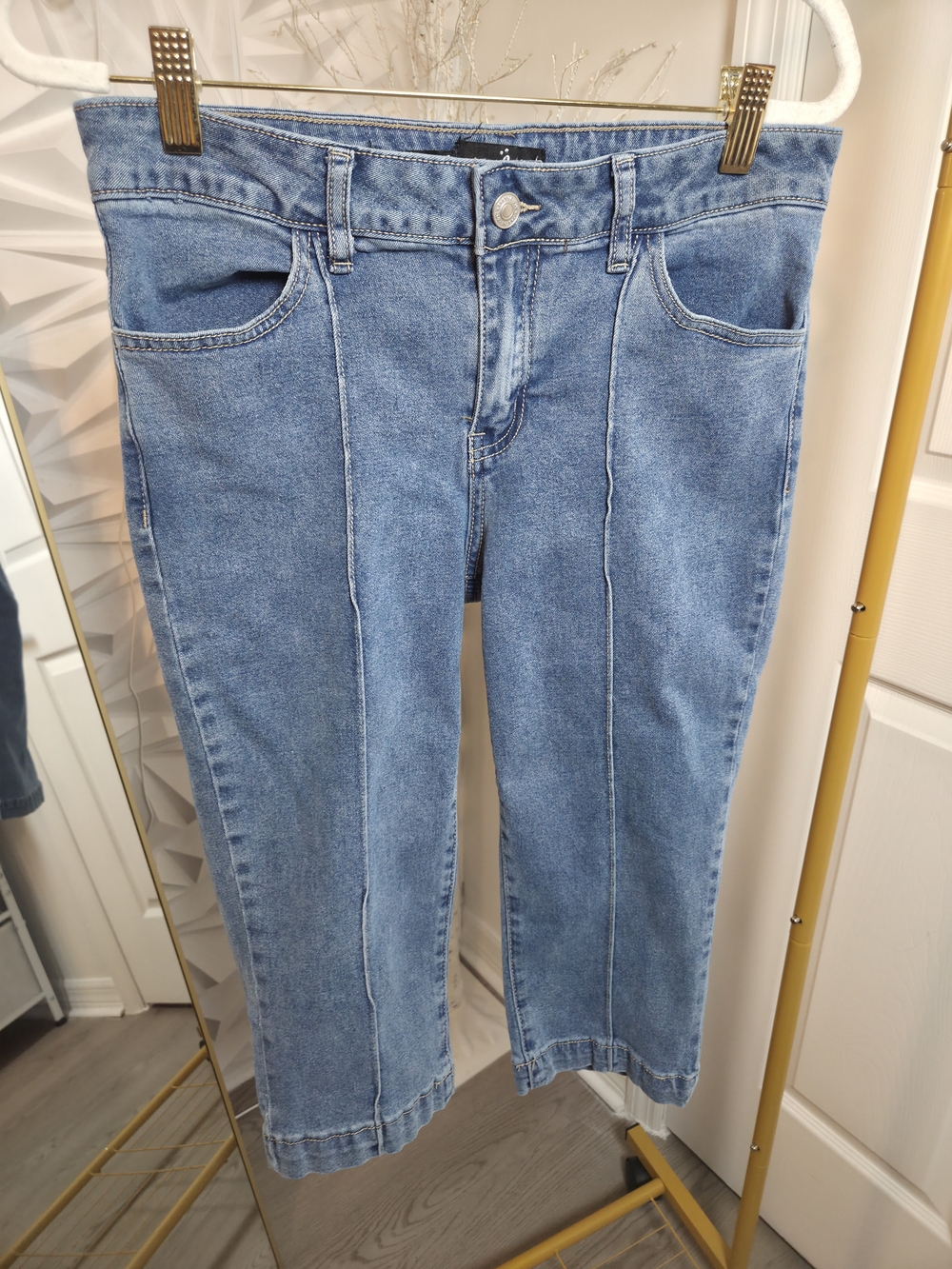 Mid-Blue Women's Cropped Denim Jeans